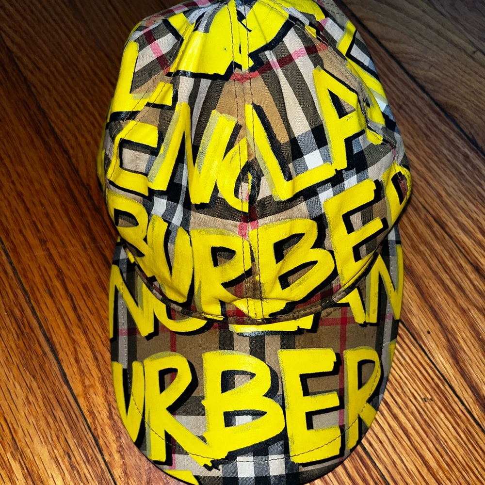 ‼️Burberry Graffiti Print Vintage Check Baseball Cap‼️